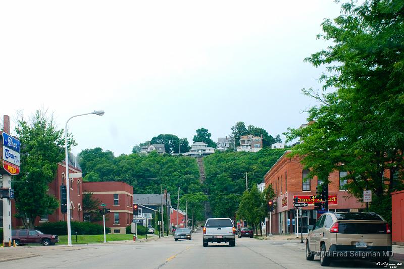 20080717_175703 D300 P 4200x2800.jpg - Dubuque's topography leads it to have an 'upper' and a 'lower' town.   The upper town has many nice residential areas that 'look down' on the lower town and the Mississippi